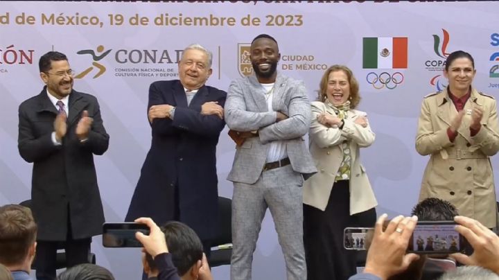 VIDEO: AMLO y Randy Arozarena hacen su popular pose en entrega del PND