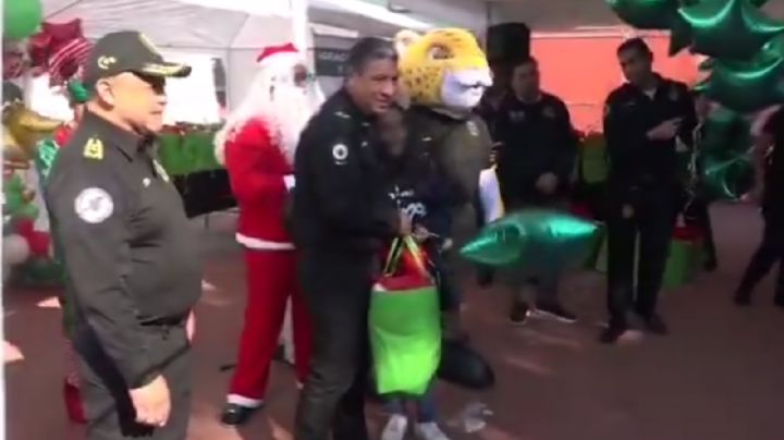 Policías de CDMX se convierten en duendes de Santa y entregan regalos a pequeños