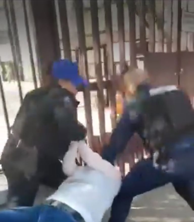 Policías golpean a franelera en la Miguel Hidalgo 