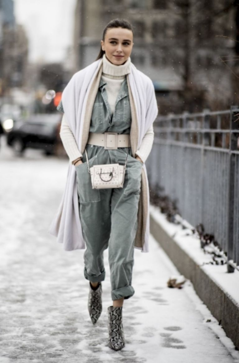 Mono gris con una camisa de cuello de tortuga por debajo