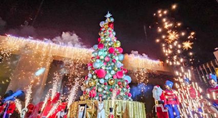 Sandra Cuevas enciende Árbol navideño en la Cuauhtémoc con 'El Komander' y envía mensaje