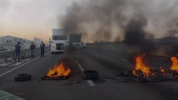 ¿Qué demandan los habitantes de Santa Ana Xalmimilulco que bloquearon la México-Puebla?