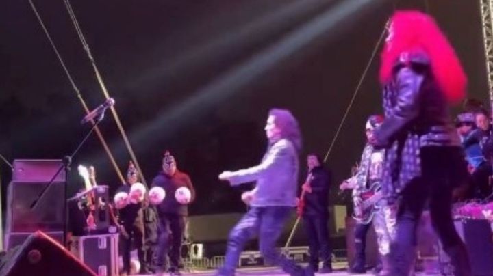 VIDEO: Alex Lora protagoniza aparatosa caída en el escenario tras patear una pelota