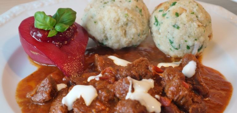 Receta de peras al vino tinto para la cena de Navidad