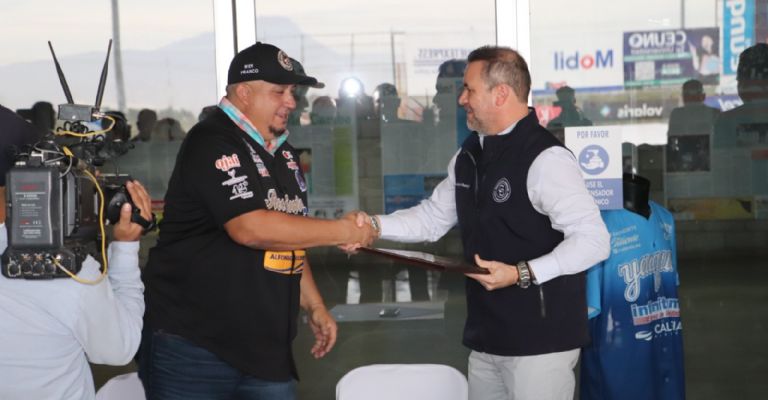 René Arturo entregando reconocimiento a Iker