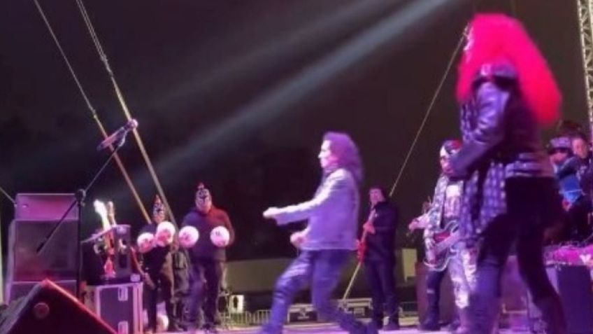 VIDEO: Alex Lora protagoniza aparatosa caída en el escenario tras patear una pelota