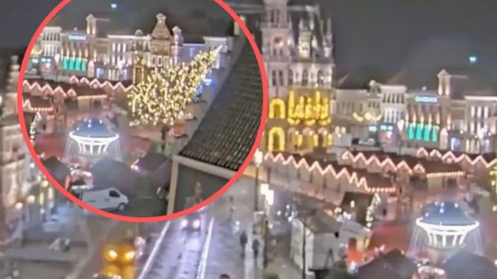 VIDEO: Árbol de Navidad gigante  en Bélgica cae sobre abuelita de 63 años y la mata