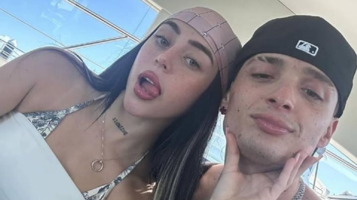 Peso Pluma presume su árbol de Navidad con la imagen de 'Santa Nicki Nicole'