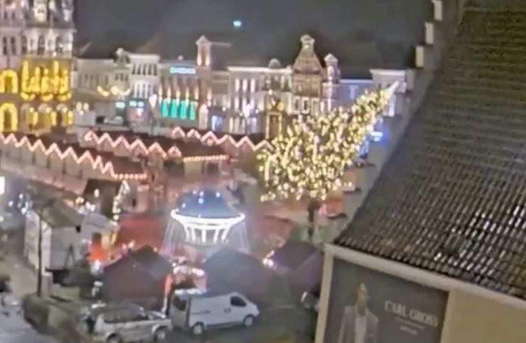 Árbol de Navidad cae sobre abuelita en Bélgica
