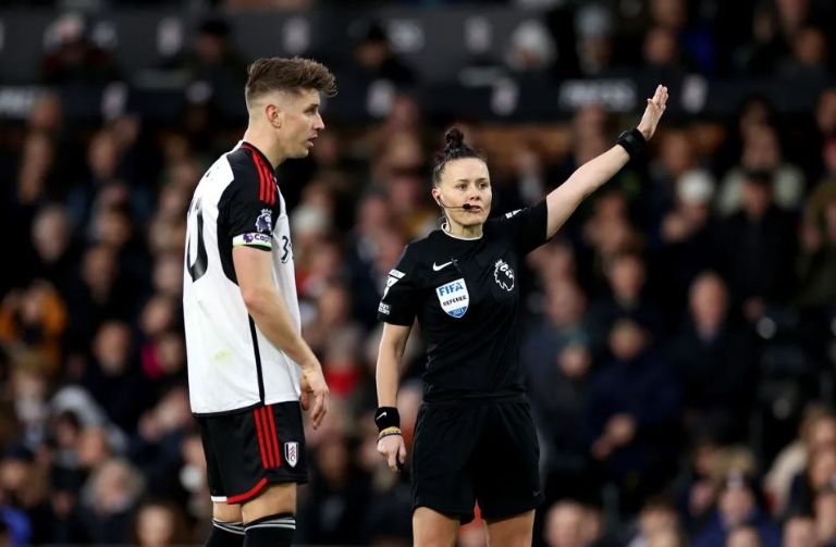 Rebecca Welch hace historia y es la primera mujer en arbitrar un partido de Premier League