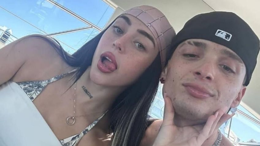 Peso Pluma presume su árbol de Navidad con la imagen de 'Santa Nicki Nicole'