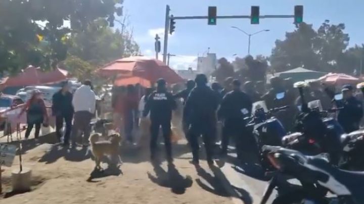 VIDEO: Pelean locatarios de la Central de Abasto y policía por operativo anti pirotecnia