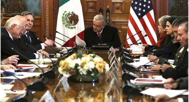 AMLO celebra reunión con comitiva de EU. Foto: Twitter