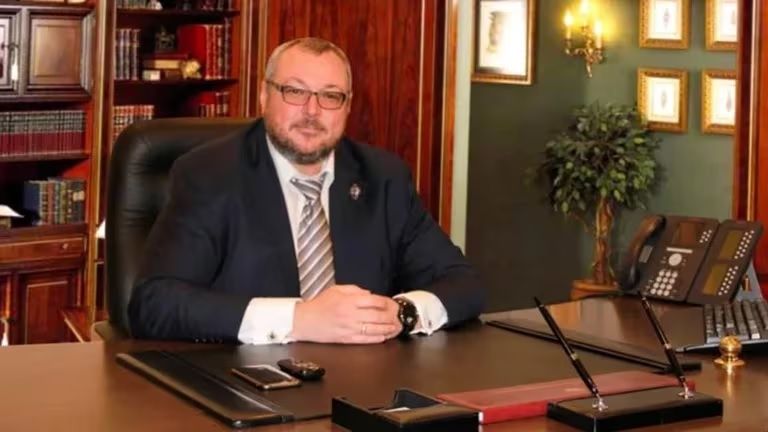 Aliado de Putin fue encontrado sin vida después de caer desde un tercer piso