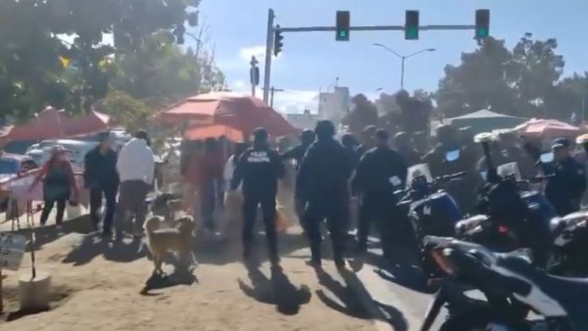 VIDEO: Pelean locatarios de la Central de Abasto y policía por operativo anti pirotecnia