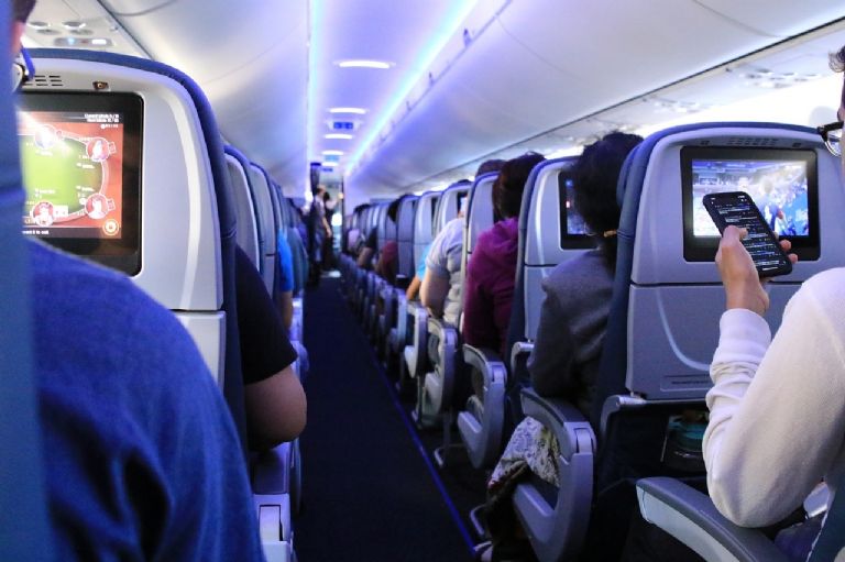 Menor de 4 años sufre apendicitis en pleno vuelo