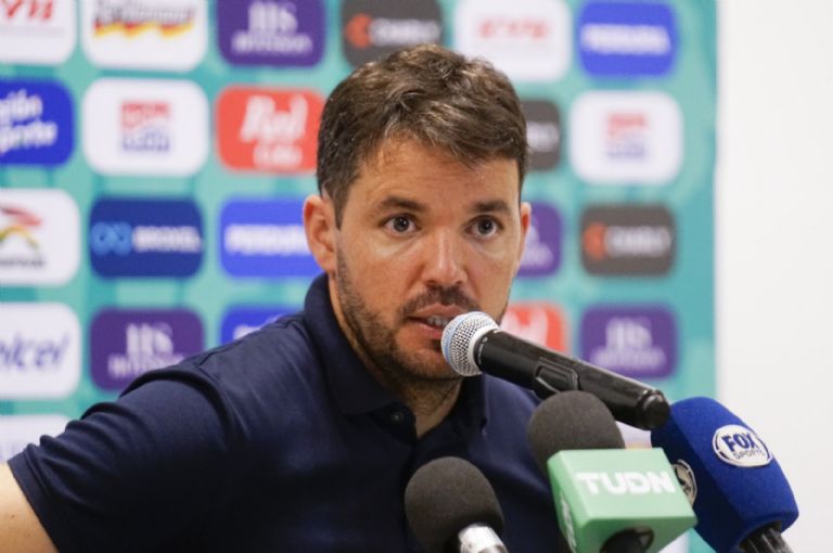 Nicolás Larcamón criticó declaraciones de Jardine sobre el arbitraje tras triunfo de América