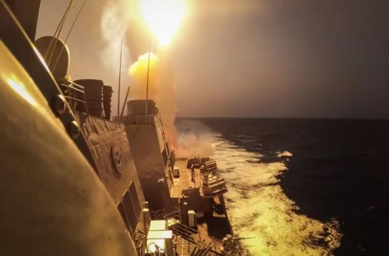 Hutíes atacan buque de guerra estadounidense y embarcaciones comerciales