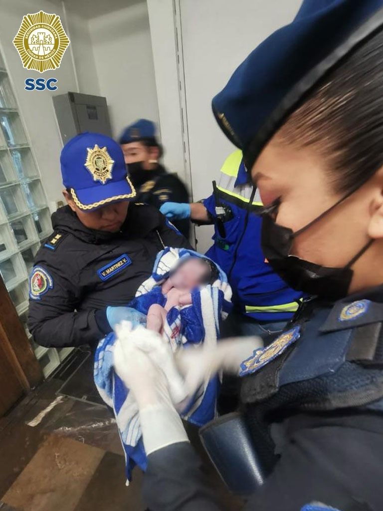 Policías reciben a bebé en CDMX