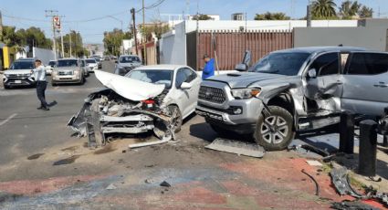 Aparatoso choque vehicular al centro de Hermosillo deja como saldo un lesionado