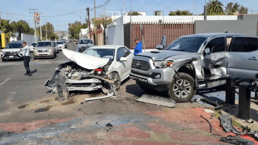 Aparatoso choque vehicular al centro de Hermosillo deja como saldo un lesionado