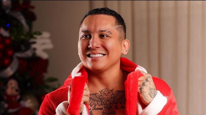 Edwin Luna posa en ropa interior navideña para encender la época y se lleva burlas