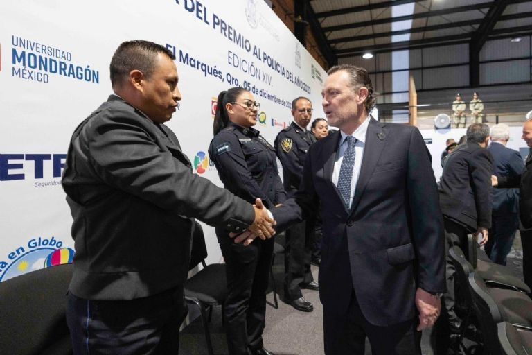 mujer policía es reconocida en Querétaro con una casa por esto