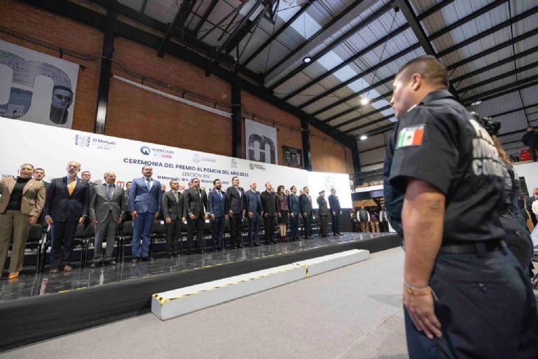 mujer policía es reconocida en Querétaro con una casa por esto