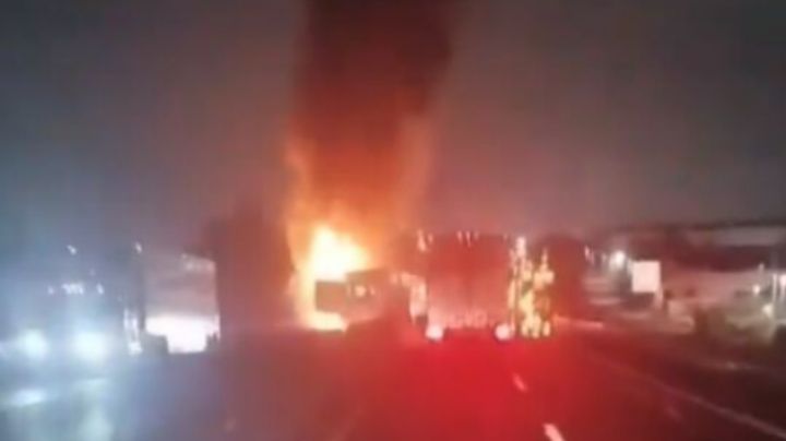 Caos en el Circuito Exterior Mexiquense por incendio de tráiler; autoridades investigan