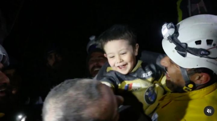 Hay esperanza: Rescatan a un niño sirio de entre los escombros; su sonrisa cautiva a todo el Internet