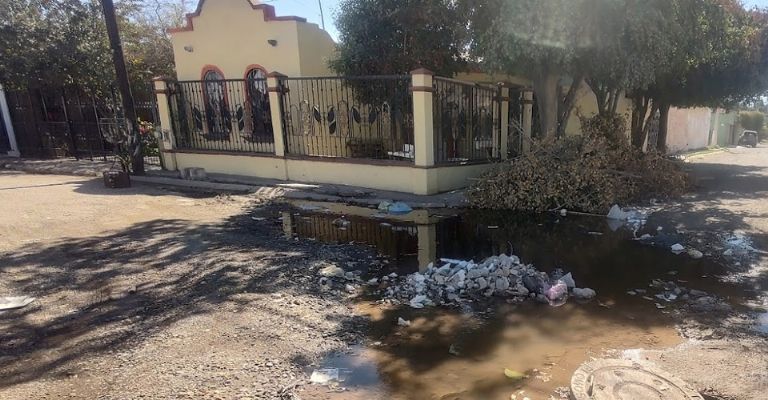 Ciudad Obregón: Drenaje colapsado deja daño en calles de la colonia Villa Fontana