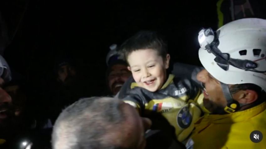 Hay esperanza: Rescatan a un niño sirio de entre los escombros; su sonrisa cautiva a todo el Internet