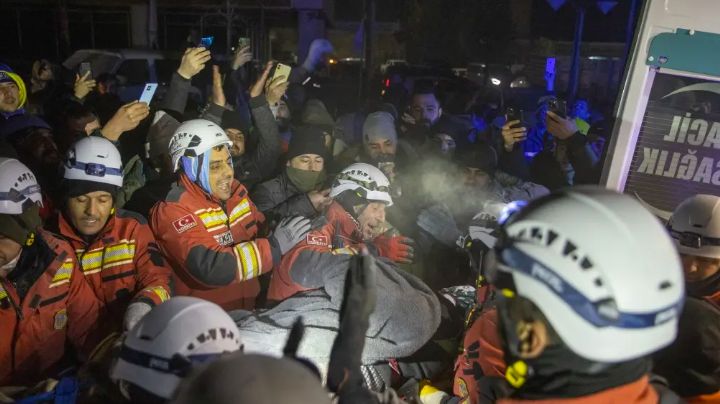 Siria y Turquía reportan más de 25 mil muertos tras el sismo; rescates conmocionan al mundo