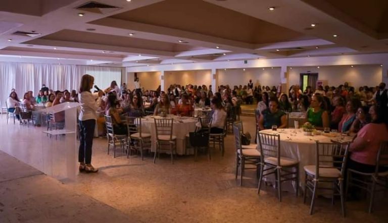 Patiño suele encabezar los mensajes hacia los miembros de la organización.