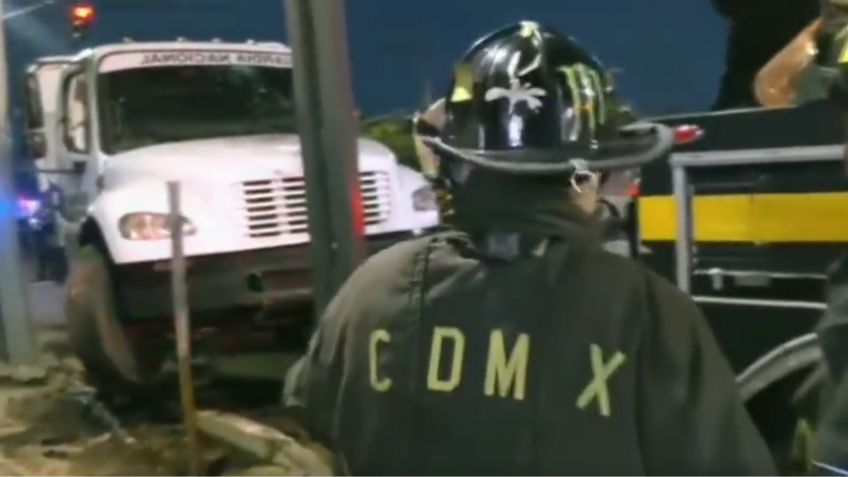 Terrible choque: Impactan y destrozan a camión de la Guardia Nacional en Tláhuac