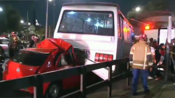 Impacto mortal: Automovilista choca contra un microbús en Iztapalapa y pierde la vida