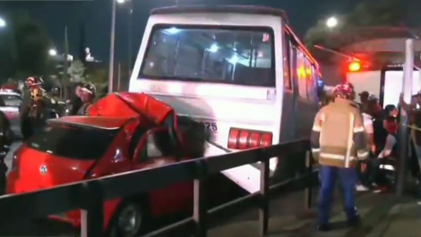 Impacto mortal: Automovilista choca contra un microbús en Iztapalapa y pierde la vida