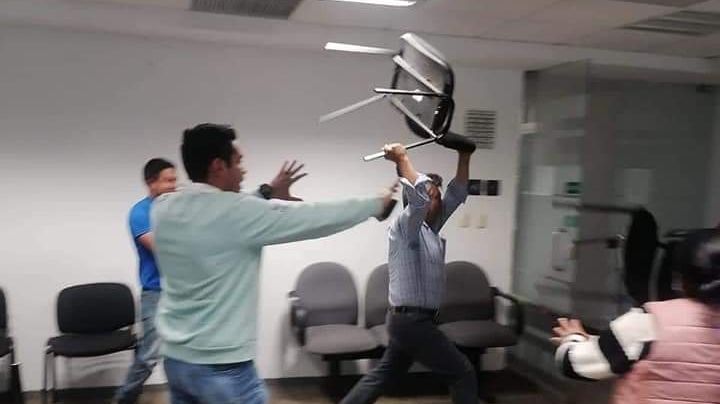 ¿Y el dinero? Pobladores de Oaxaca piden a edil aclarar el destino de 30mdp; él los ataca 'a sillazos'