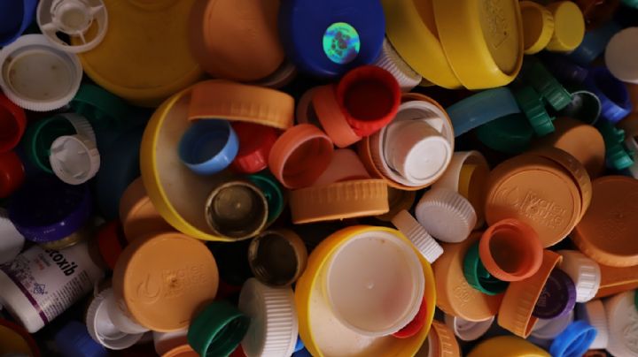 Con una tonelada de tapitas de plástico apoyan quimioterapias para niños con cáncer