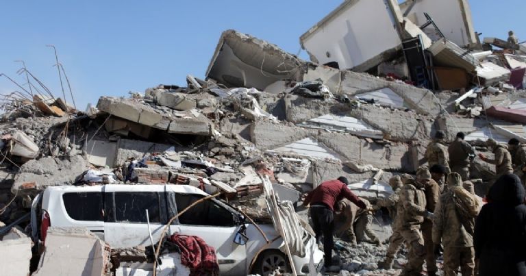 Rescatan a hermanos en Turquía; permanecieron 198 horas atrapados. Foto: Internet