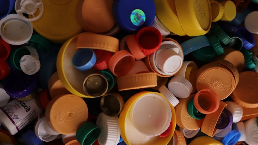 Con una tonelada de tapitas de plástico apoyan quimioterapias para niños con cáncer