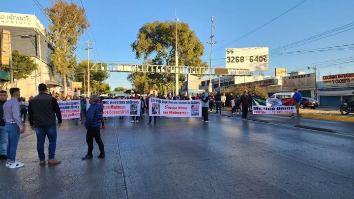 Tras ola de asaltos en Ecatepec, transportistas bloquean la Vía Morelos en ambos sentidos