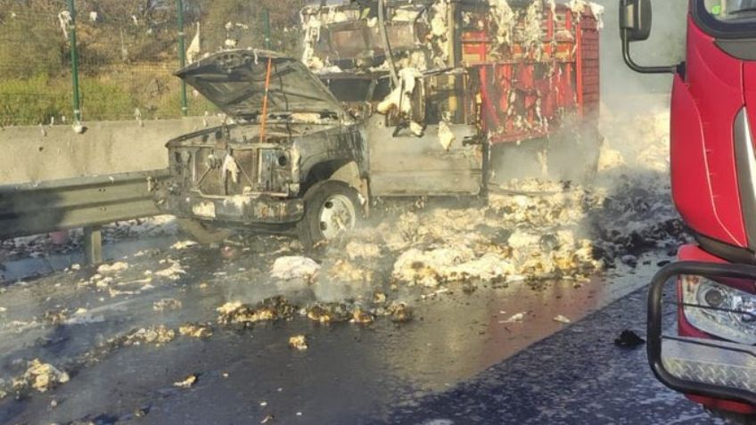 Cámaras captan el incendio de camioneta que circulaba sobre la autopista México-Puebla