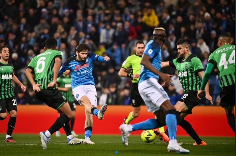 Napoli no suelta el liderato en Italia; anulan gol con asistencia del 'Chucky' Lozano