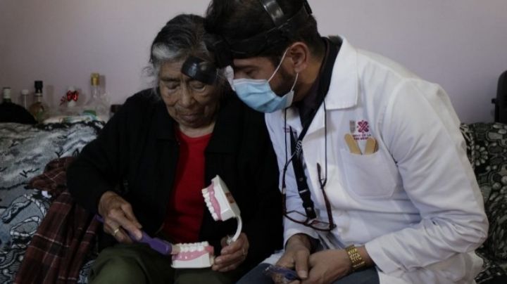 ¡Gran labor! Abuelitos en Xochimilco reciben atención médica en su domicilio