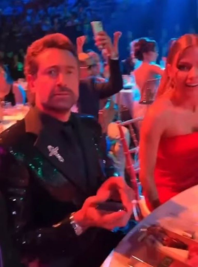 Gabriel y su novia compartieron mesa en el evento