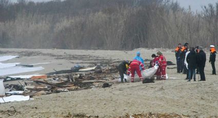 Barco con 200 migrantes se hunde en la costa de Italia; calculan 100 fallecidos, varios eran niños