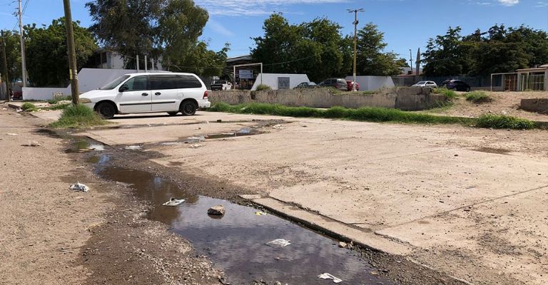 Aguas negras y varios drenajes colapsados