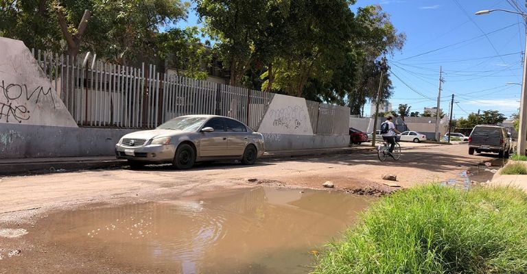 Aguas negras y varios drenajes colapsados