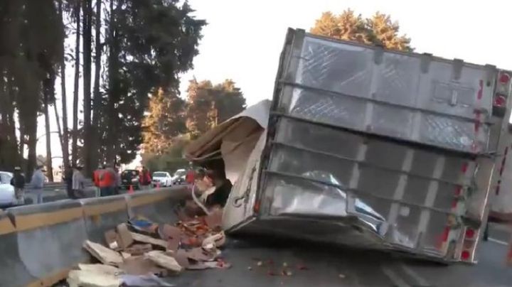 Rapiña se hace presente: Vuelca trailer con verduras en la México - Cuernavaca; GN no los detiene